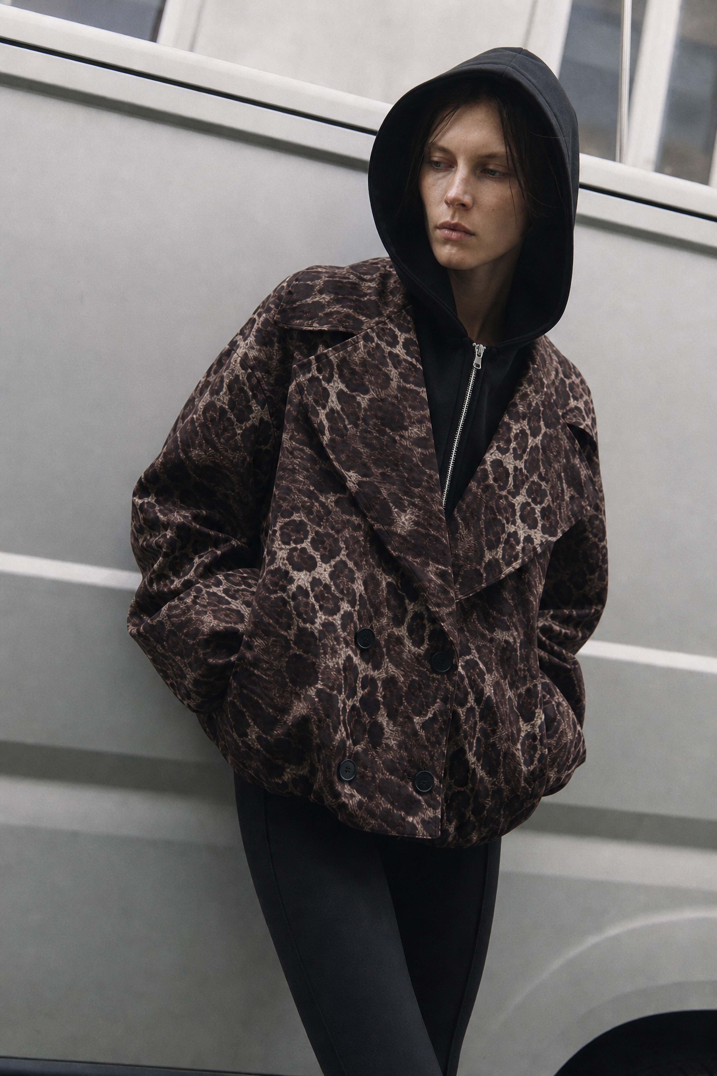 Jaqueta cropped com estampa de leopardo